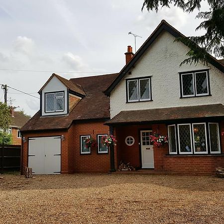 Sadlers Guest House Wokingham Exterior foto
